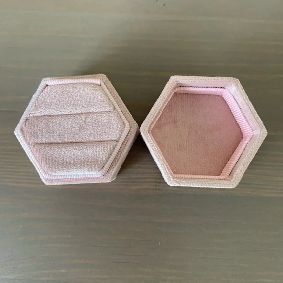 Velvet Ring Box - Picture 4 of 5